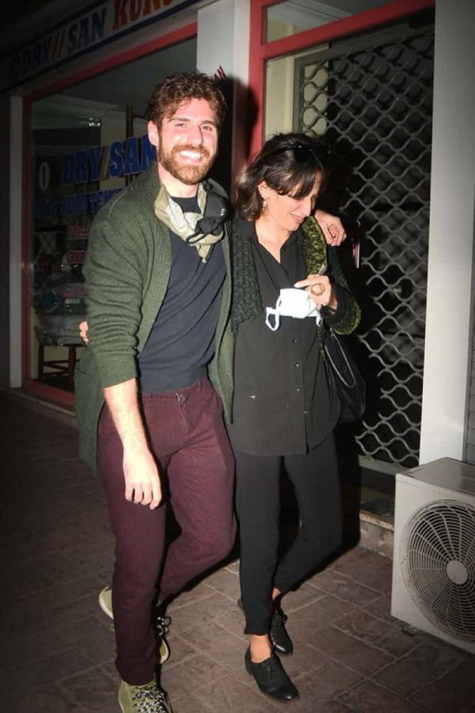 Look at Oglum's Melike Nihal Yalçın's boyfriend 13 years younger than her! Hugging poses... 4
