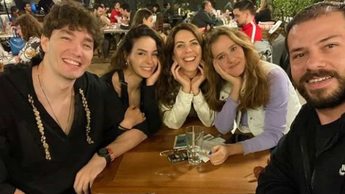 Ebru Şahin met her friends from Hercai!