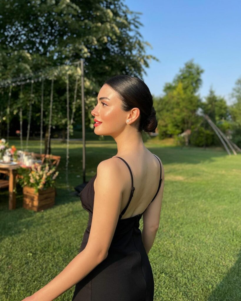 Özge Yağız 2