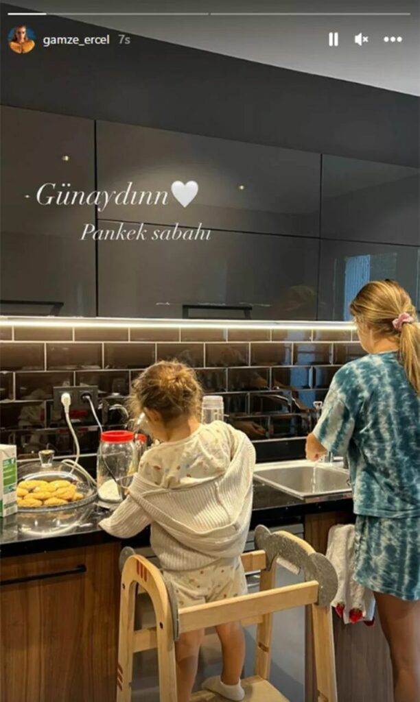 Gamze Erçel shared the photo taken with her daughter in the kitchen with her followers